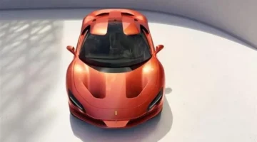 بلمسة آبل.. مصمم الآيفون يضع بصمته داخل مقصورة أول سيارة كهربائية من فيراري